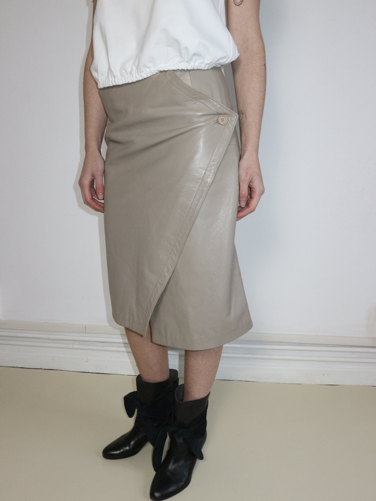 0671 / 80s Guy Laroche Leather Skirt (XS)