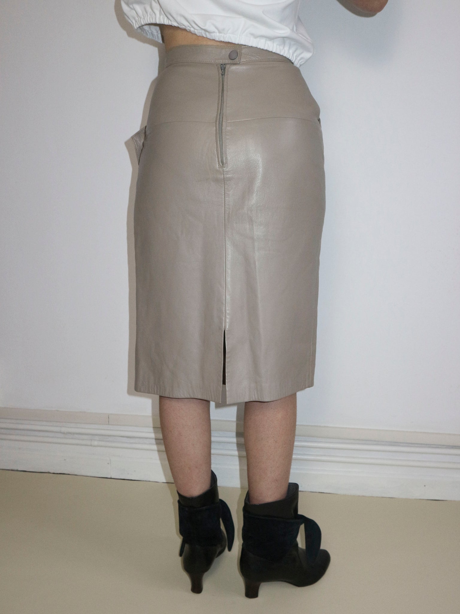 0671 / 80s Guy Laroche Leather Skirt (XS)